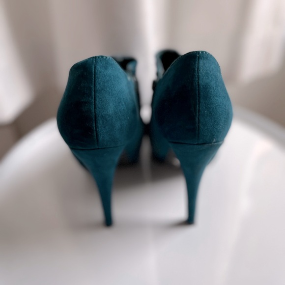 G by Guess…Beautiful and Unique! SZ 8 - Picture 5 of 7